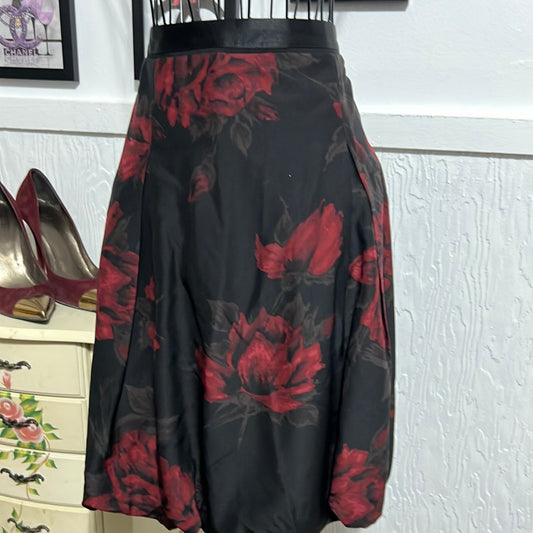 PETITES BLACK/RED FLORAL SKIRT SZ4P